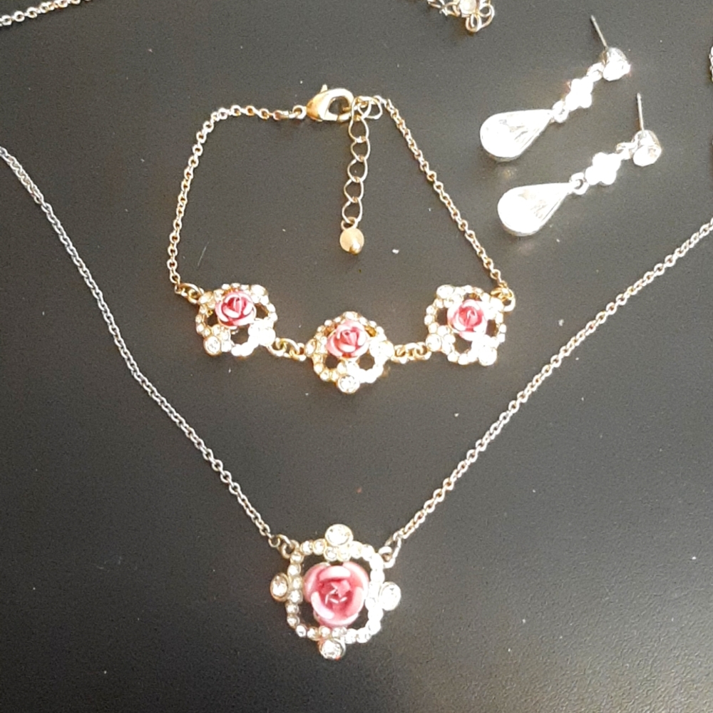 Avon ( NRT ) set of jewellery